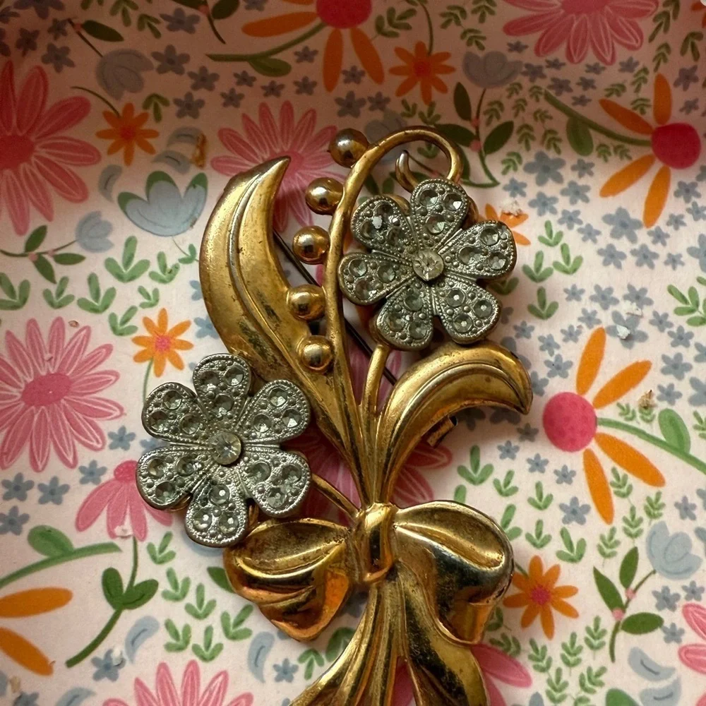 Unique Vintage features gold